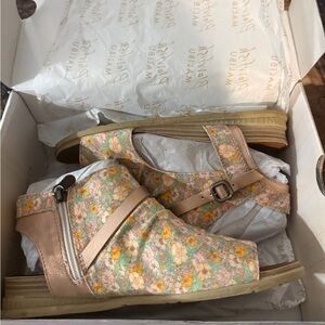 Blowfish Sandals Size 7.5